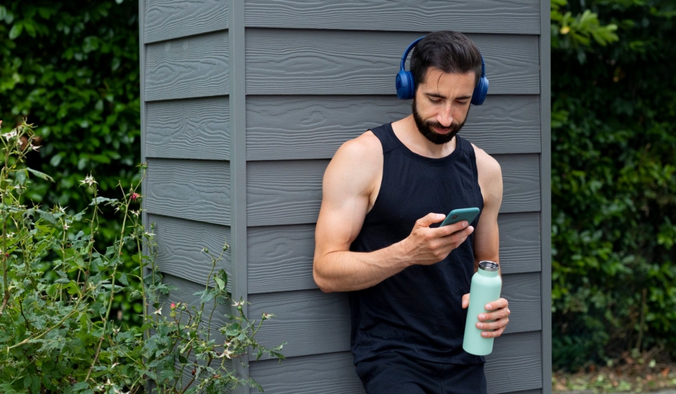medium-shot-man-wearing-headphones
